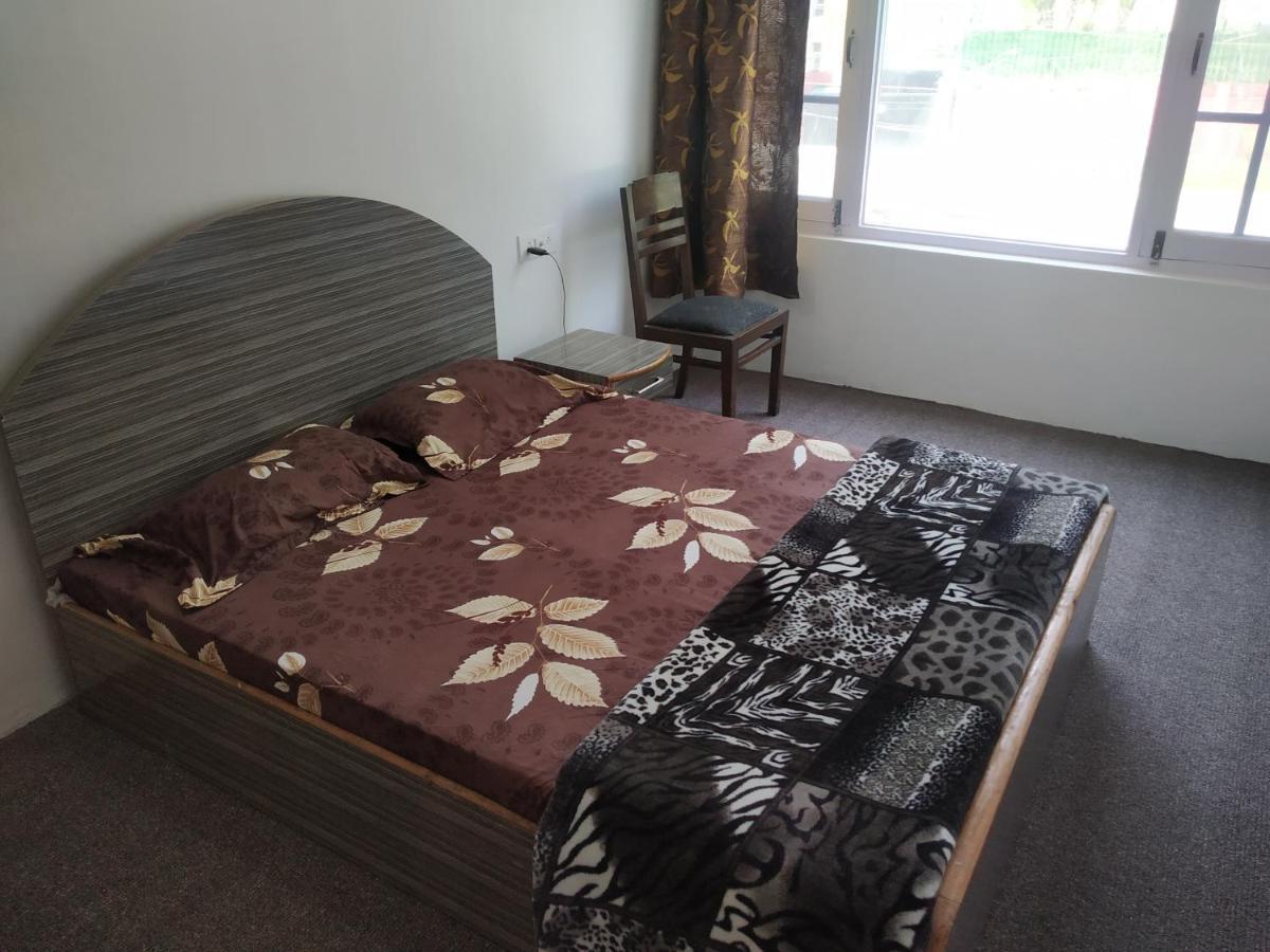 Hotel The Ile Srīnagar Zewnętrze zdjęcie