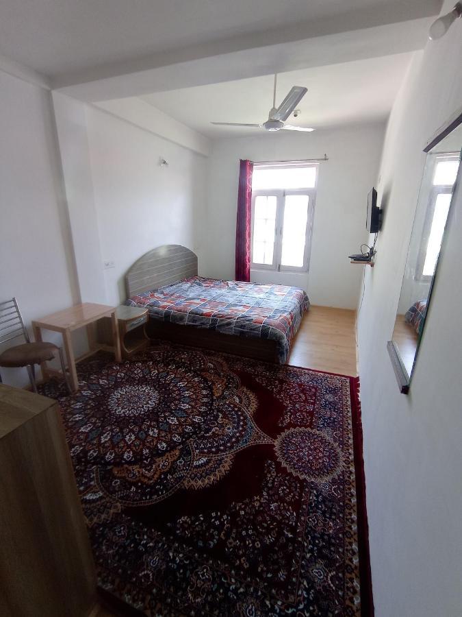 Hotel The Ile Srīnagar Zewnętrze zdjęcie